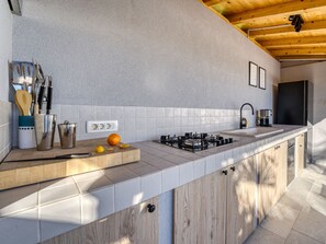 Kjøleskap, ovn og kjøkkenutstyr