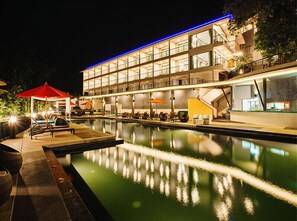 A hotel with a swimming pool, lounge chairs, and umbrellas. - OH LA LA KOH PHANGAN (Ko Pha-ngan)