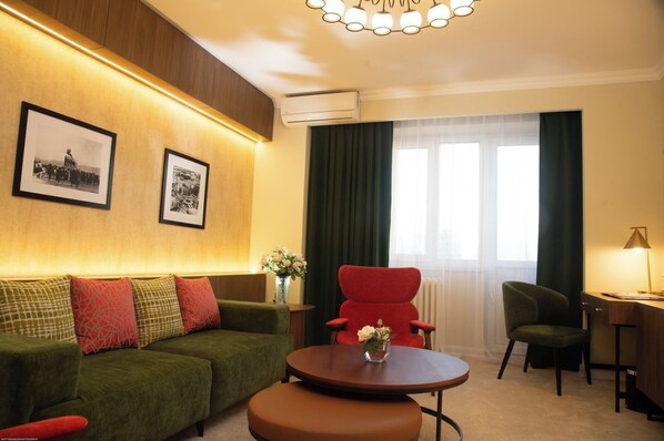 Deluxe Double Room | Living area