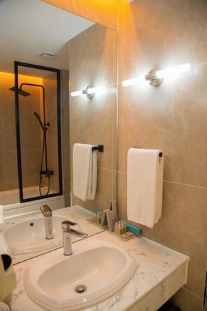 Deluxe Double Room | Bathroom | Hair dryer, bathrobes, slippers, towels - Bayangol Hotel (Ulaanbaatar)