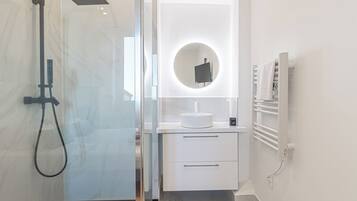 Een haardroger, handdoeken, zeep, shampoo