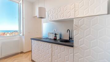 Een koelkast, een kookplaat, een broodrooster