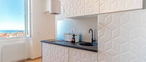 Kühlschrank, Herdplatte, Toaster, Kochgeschirr/Geschirr/Besteck