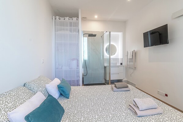 Iron/ironing board, free WiFi, bed sheets