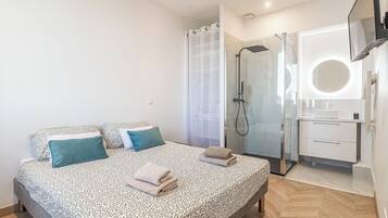 Een strijkplank/strijkijzer, gratis wifi, beddengoed