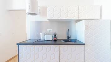 Een koelkast, een kookplaat, een broodrooster