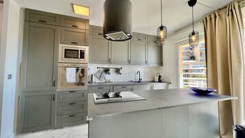 Een koelkast, een microgolfoven, een oven, een kookplaat