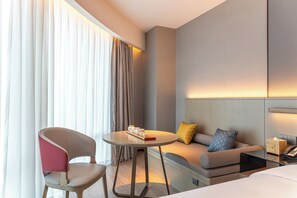 Yhden hengen comfort-huone, kaupunkinäköala | Memory foam -patjalliset sängyt, työpöytä