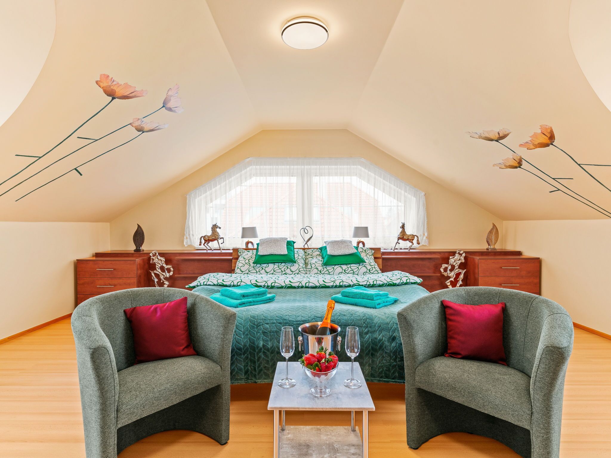4 bedrooms, desk, internet