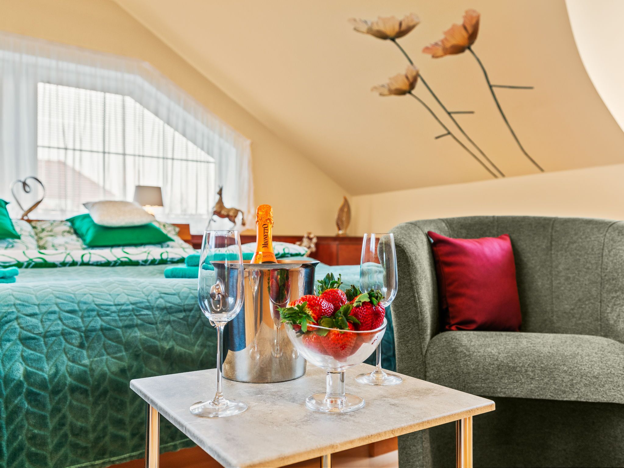 4 bedrooms, desk, Internet