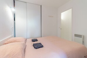 Iron/ironing board, free WiFi, bed sheets