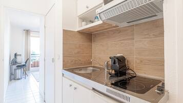 Een koelkast, een microgolfoven, een kookplaat, een broodrooster