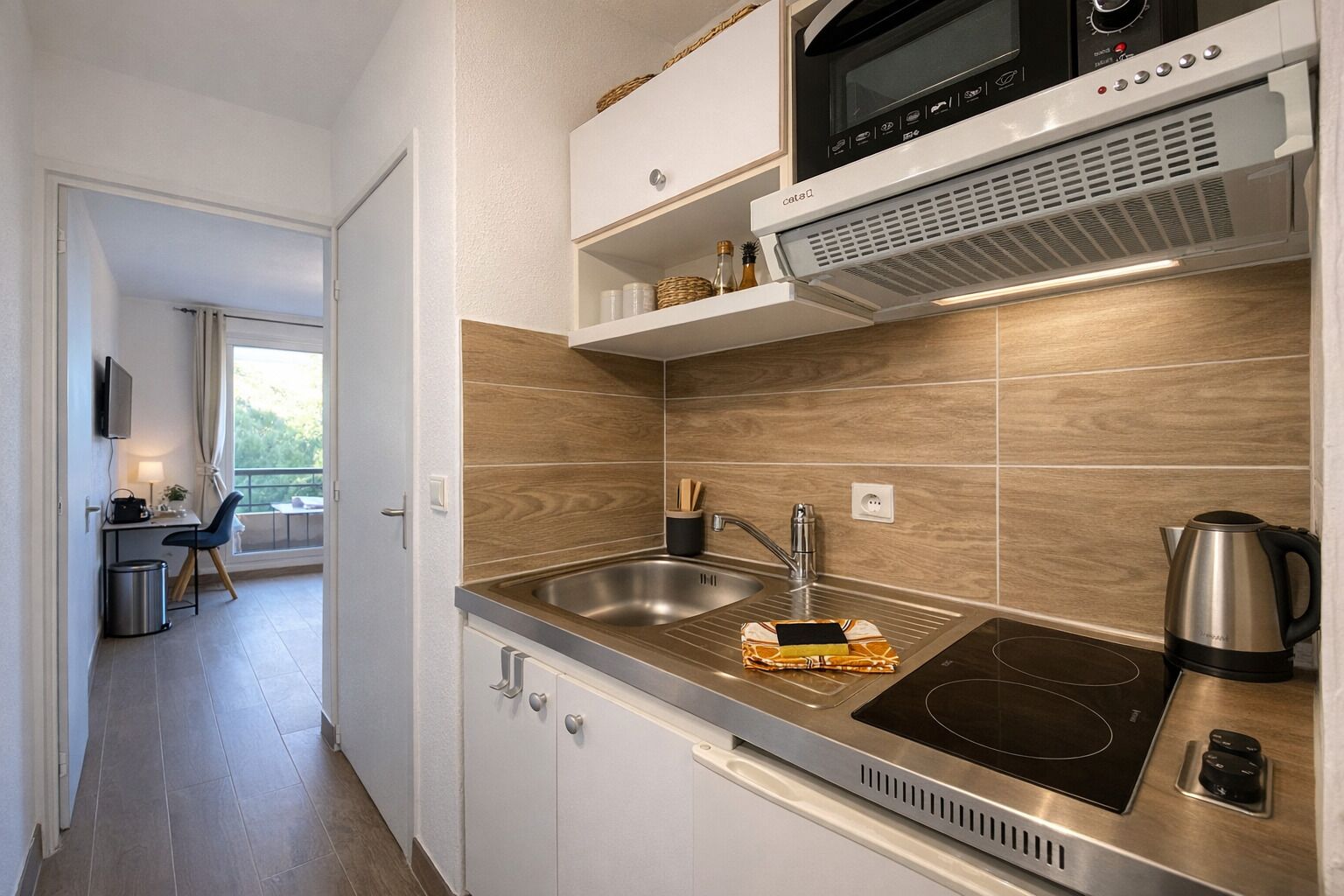 Réfrigérateur, micro-ondes, plaque de cuisson, grille-pain