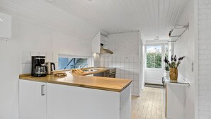 Kaffetrakter/tekoker, kjøleskap, kokeplater og kjøkkenutstyr