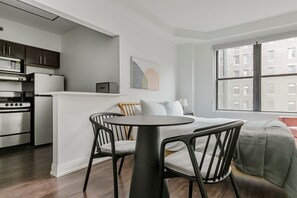 Een strijkplank/strijkijzer, wifi, beddengoed