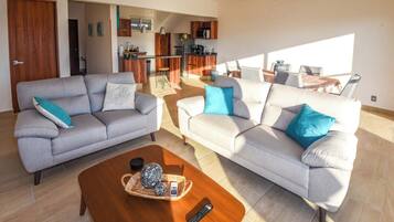Departamento superior, vista al resort | Área de sala de estar