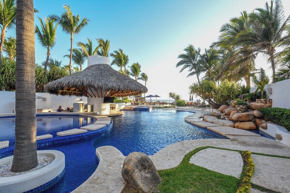 Outdoor pool - New Vidamar Apartment with Pool & Tennis (Acapulco)