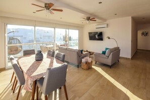 Apartamento superior, vista para o resort | Sala de jantar
