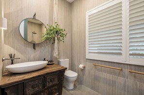 Dusj, hårføner, håndklær og såpe