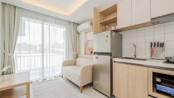 Deluxe-Apartment, Balkon | Wohnbereich | Flachbildfernseher