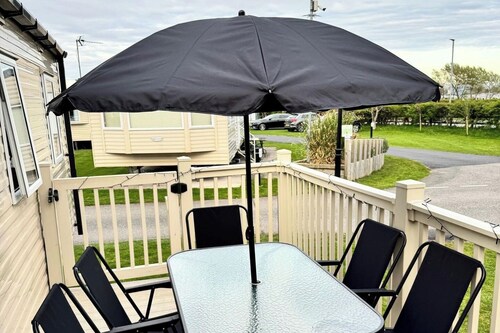 3 Bed Caravan - Sleeps 6 - Pets - 5 min to Beach