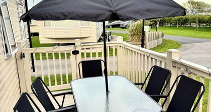3 Bed Caravan - Sleeps 6 - Pets - 5 min to Beach