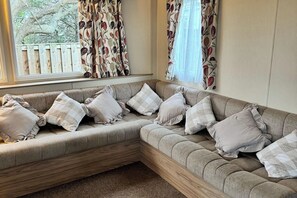 تلفزيون، مدفأة، ستيريو