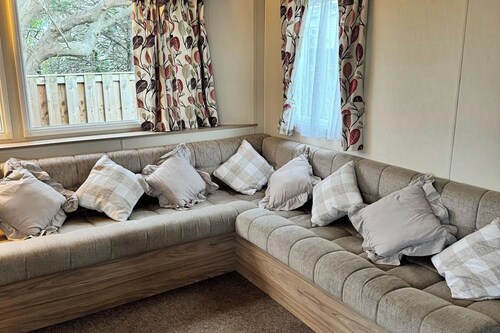 3 Bed Caravan - Sleeps 6 - Pets - 5 min to Beach