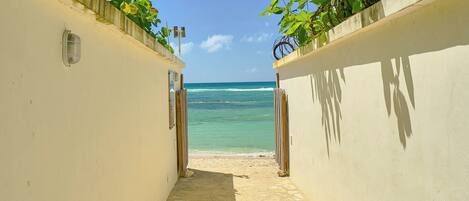 Ligstoelen aan het strand, strandlakens