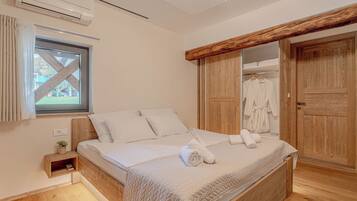 3 slaapkamers, een strijkplank/strijkijzer, gratis wifi, beddengoed