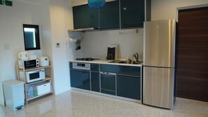 Kühlschrank, Mikrowelle, Herdplatte, Kochgeschirr/Geschirr/Besteck