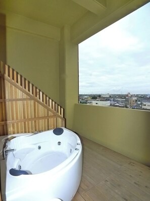 Outdoor spa tub