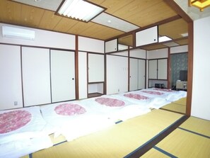 1 室のベッドルーム、デスク、WiFi (無料)、ベッドシーツ