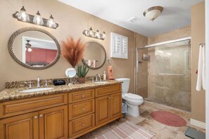 Shower, eco-friendly toiletries, hair dryer, towels - Enjoy the tropical vibes in Scottsdale's Tropical Tranquility (Scottsdale)