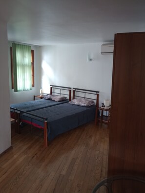 3 bedrooms, desk, iron/ironing board, travel crib