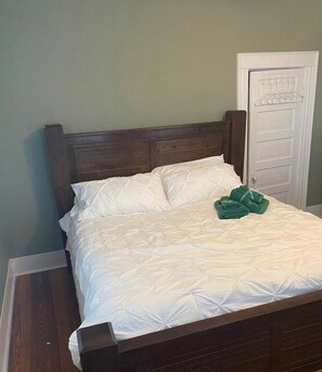 4 bedrooms, iron/ironing board, WiFi, bed sheets