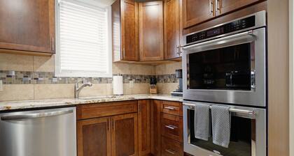 Modern & Cozy 4 Bedroom, 6 TV's, Ms. Pacman, Walk to Starbucks!