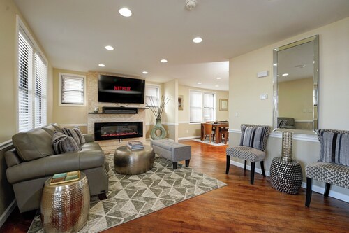 Modern & Cozy 4 Bedroom, 6 TV's, Ms. Pacman, Walk to Starbucks!
