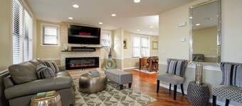 Modern & Cozy 4 Bedroom, 6 TV's, Ms. Pacman, Walk to Starbucks!