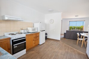 Fridge, microwave, oven, stovetop - Etosha Villa @ Blue Seas (Scamander)
