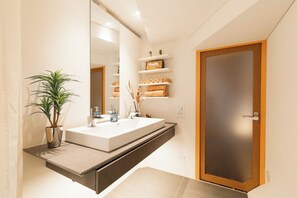 Hair dryer, towels - Unique and beautiful wooden architectureCreate me / Osaka Ōsaka (Osaka)