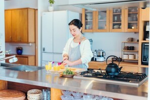 Réfrigérateur, micro-ondes, batterie de cuisine, vaisselle et ustensiles