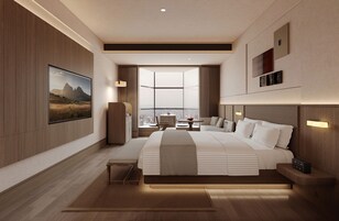 Cubrecamas y minibar con artículos gratuitos 