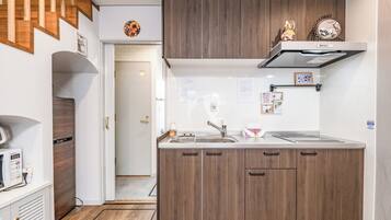 Fridge, microwave, stovetop, cookware/dishes/utensils