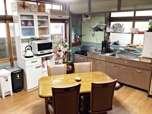 冷蔵庫、電子レンジ、コンロ、調理器具と食器