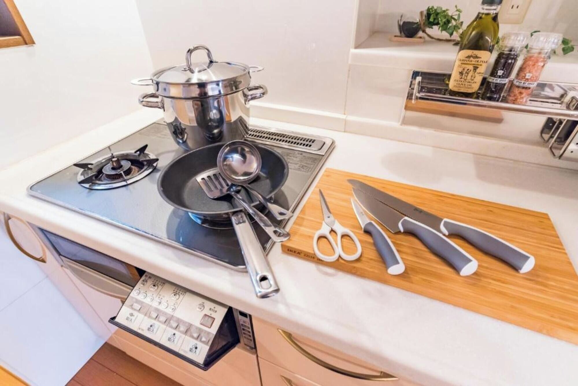 Frigorífico, microondas, placa de cocina y utensilios de cocina