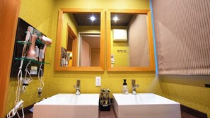 Een haardroger, handdoeken