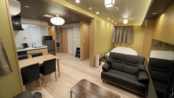 2 habitaciones, escritorio, tabla de planchar con plancha y wifi gratis