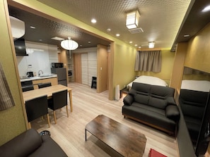 2 habitaciones, escritorio, tabla de planchar con plancha y wifi gratis 