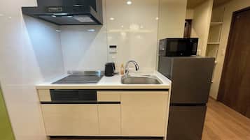 Fridge, microwave, stovetop, cookware/dishes/utensils